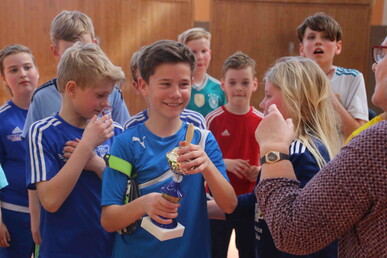Blau-Weiß Wriezener Kids und Seven Boys One Cup holen Wanderpokal beim Fußballturnier