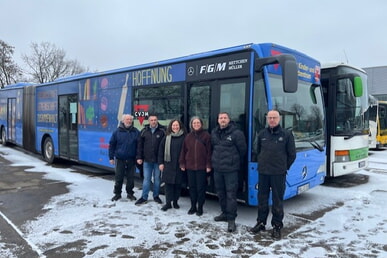 Neue Beklebung f&uuml;r den Blauen Bus